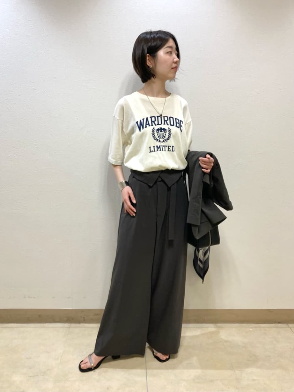 グレー系のテーラードジャケット、グレー系のその他パンツ、ホワイト系のニット/セーターを着用したレディースの春コーディネートの4枚目の写真