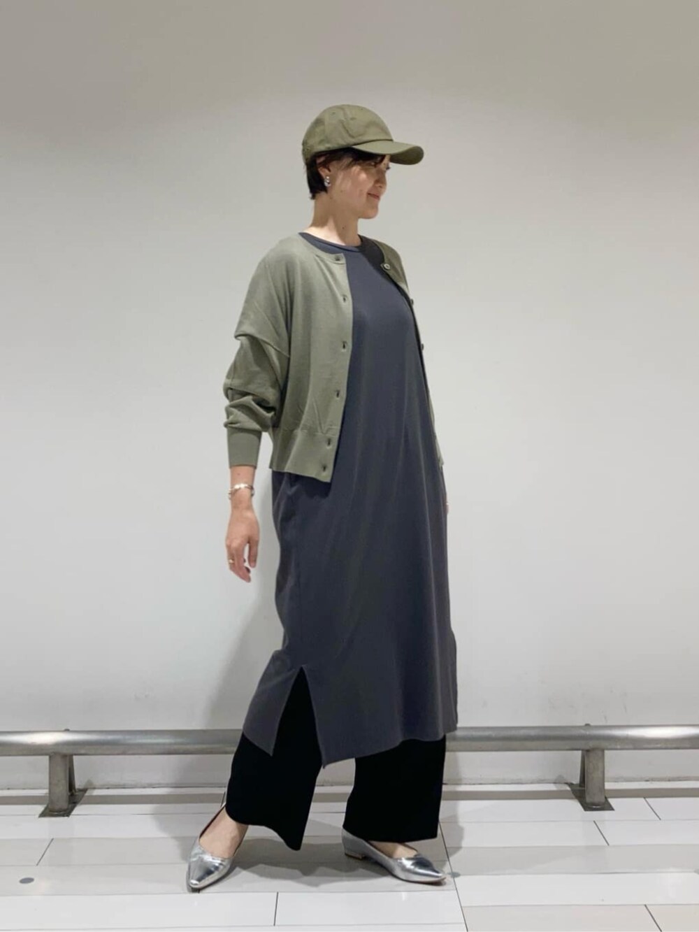 ブラウン系のその他パンツ、グレー系のワンピース、グレー系のトートバッグを着用したレディースの夏コーディネートの2枚目の写真