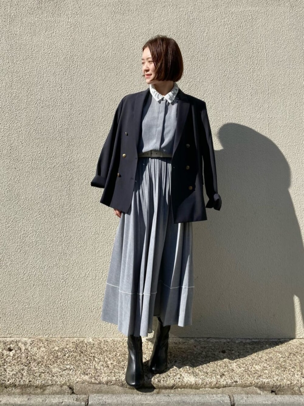 ブルー系のセットアップ、グレー系のシャツ/ブラウス、グレー系のスカートを着用したレディースの秋コーディネートの5枚目の写真