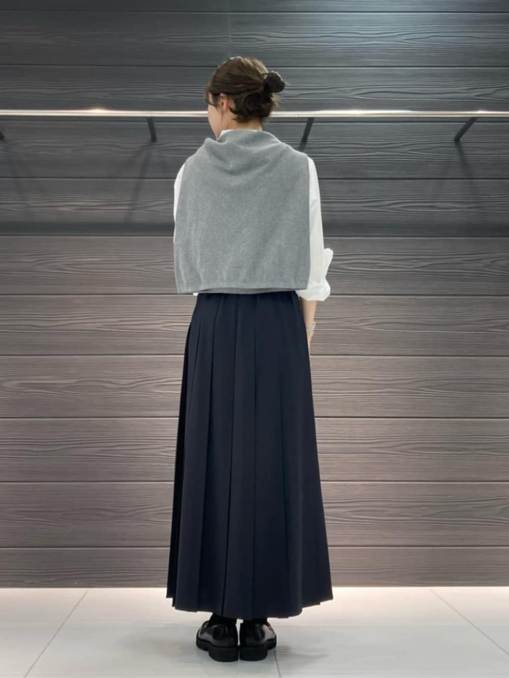 ブラック系のその他シューズ、ホワイト系のシャツ/ブラウス、ブルー系のスカートを着用したレディースの春コーディネートの4枚目の写真