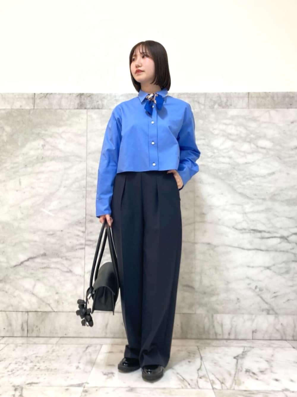 ブルー系のスーツパンツ、ブルー系のシャツ/ブラウス、ブルー系のスーツジャケットを着用したレディースの春コーディネートの4枚目の写真