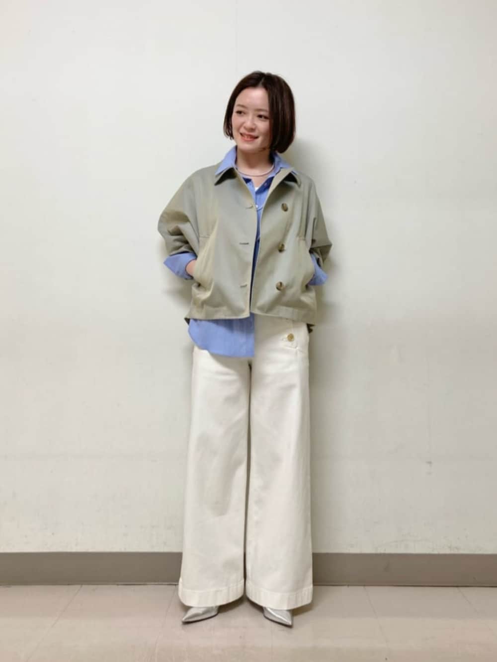 ブルー系のデニムパンツ、グリーン系のブルゾン、ブルー系のシャツ/ブラウスを着用したレディースの春コーディネートの2枚目の写真