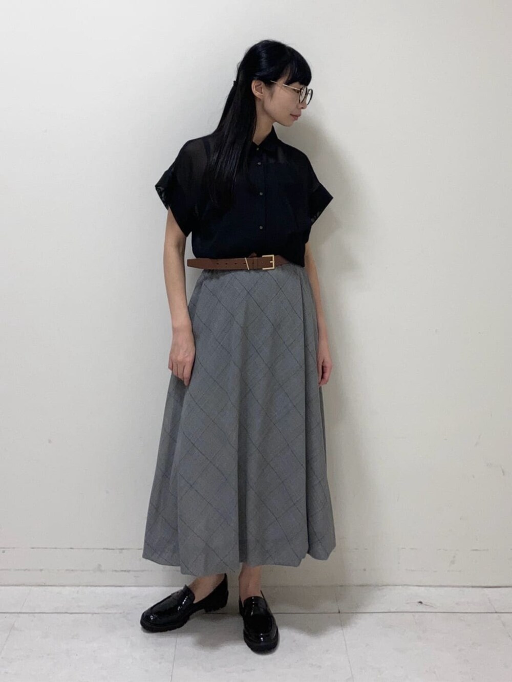 ブラック系のシャツ/ブラウス、グレー系のニット/セーターを着用したレディースの夏コーディネートの4枚目の写真