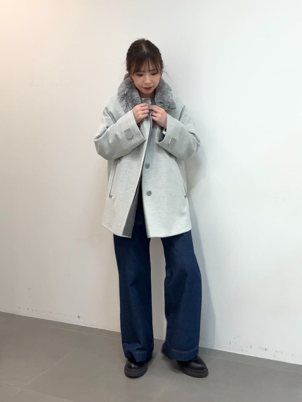 グレー系のその他アウター、ブルー系のデニムパンツを着用したレディースの冬コーディネートの2枚目の写真