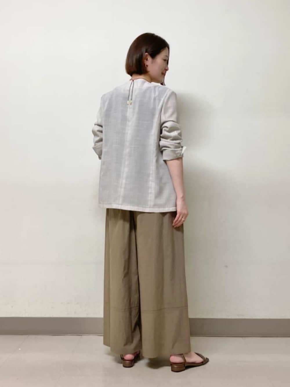 「コムサ、K.Tキヨコタカセ、パンツスタイル、パンツコーデ、ジャケット、オフィスカジュアル、オフィススタイル、きれいめカジュアル、旅行コーデ、旅行、夏コーデ、夏、ジャケットスタイル」｜「K.T KIYOKO TAKASEのコットンタイプライター ギャザーワイドパンツ（その他パンツ、イエロー系）」を使った、COMME CA OFFICIALさん（レディース・160cm）の夏コーディネートの5枚目の写真