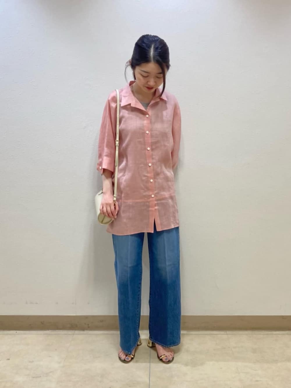 ブルー系のデニムパンツ、レッド系のシャツ/ブラウスを着用したレディースの春コーディネートの3枚目の写真