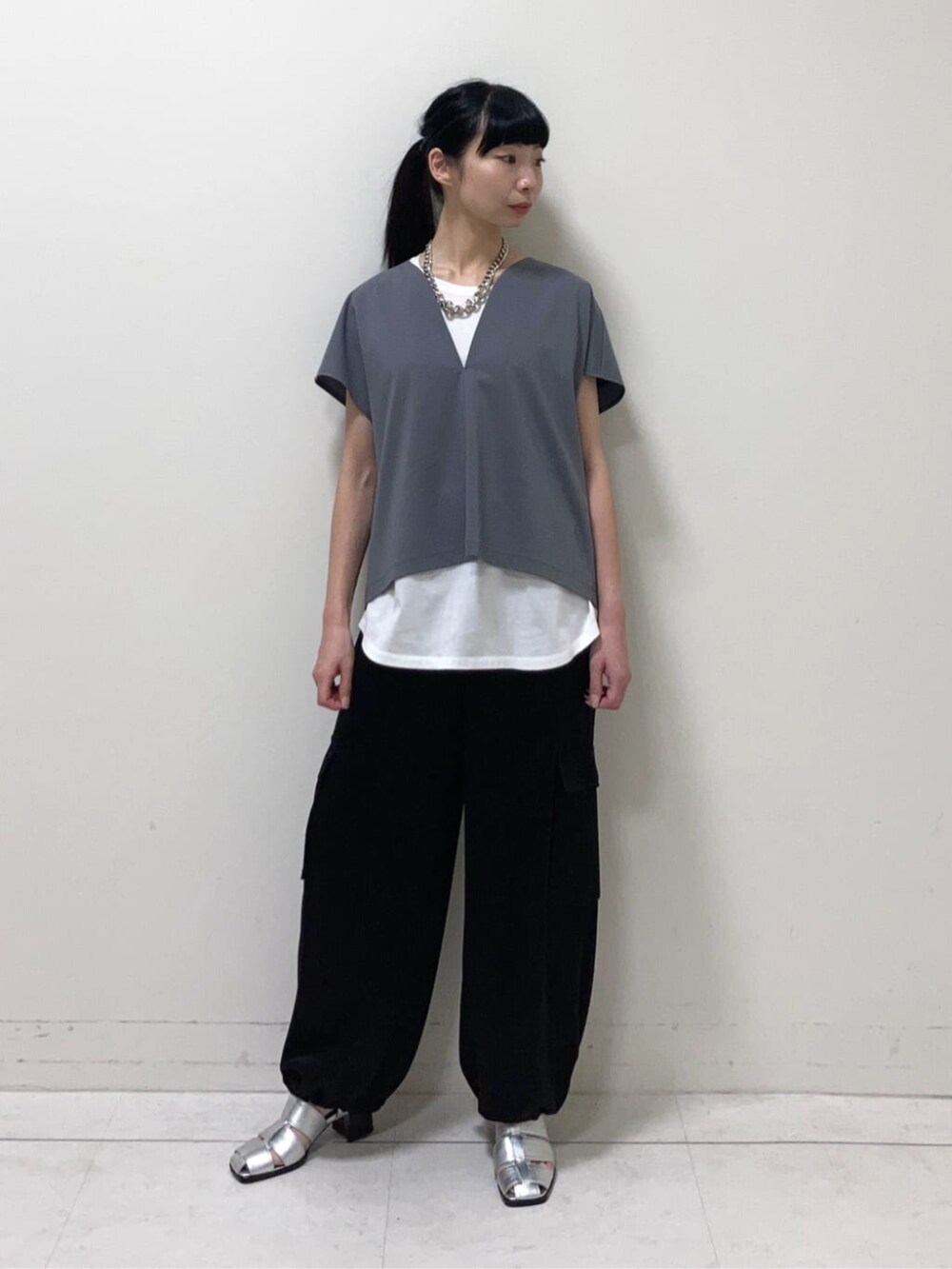 ブラック系のその他パンツ、グレー系のTシャツ/カットソー、シルバー系のネックレスを着用したレディースの夏コーディネートの2枚目の写真