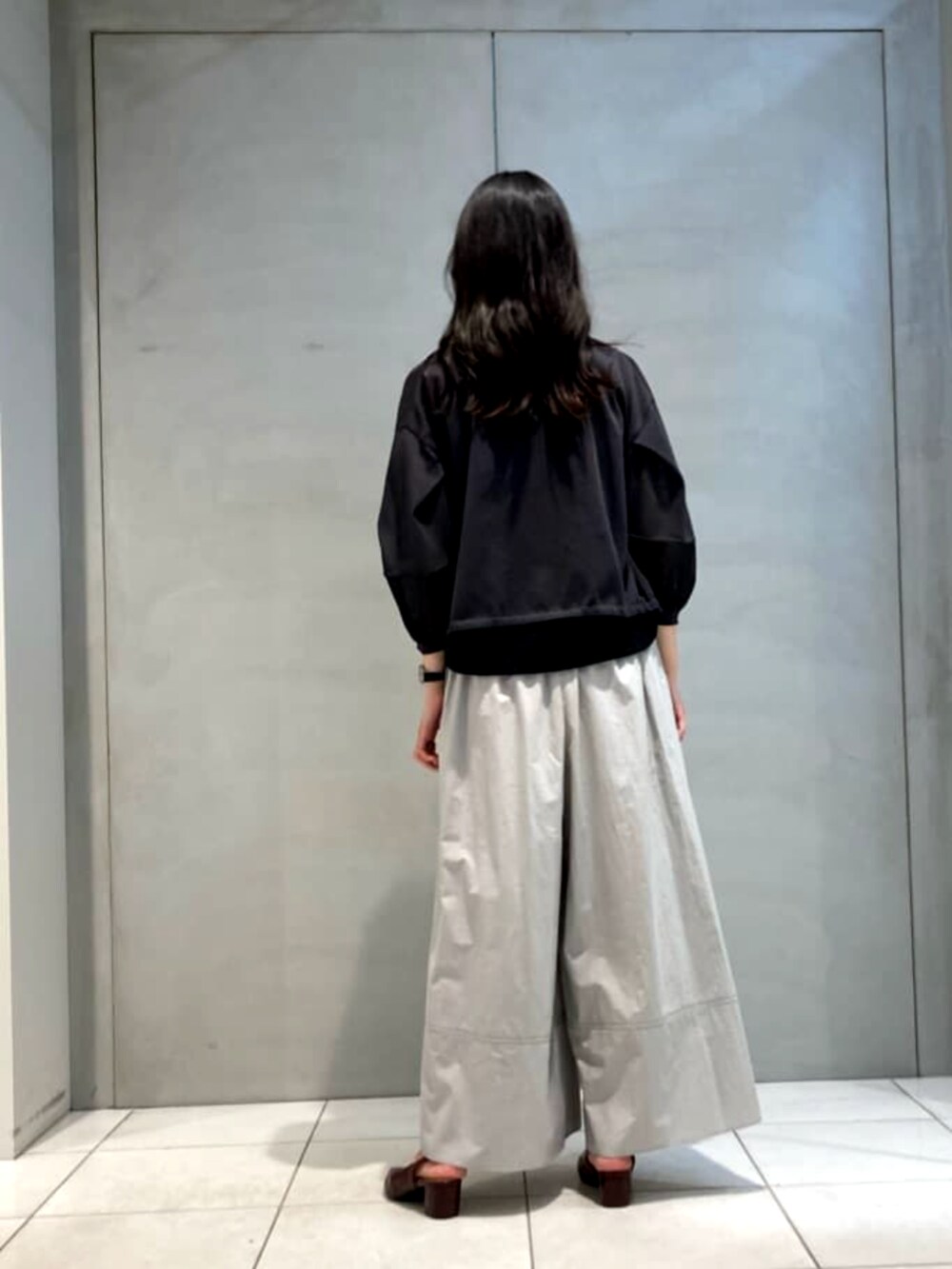 グレー系のその他パンツ、グレー系のブルゾン、ホワイト系のネックレスを着用したレディースの夏コーディネートの4枚目の写真