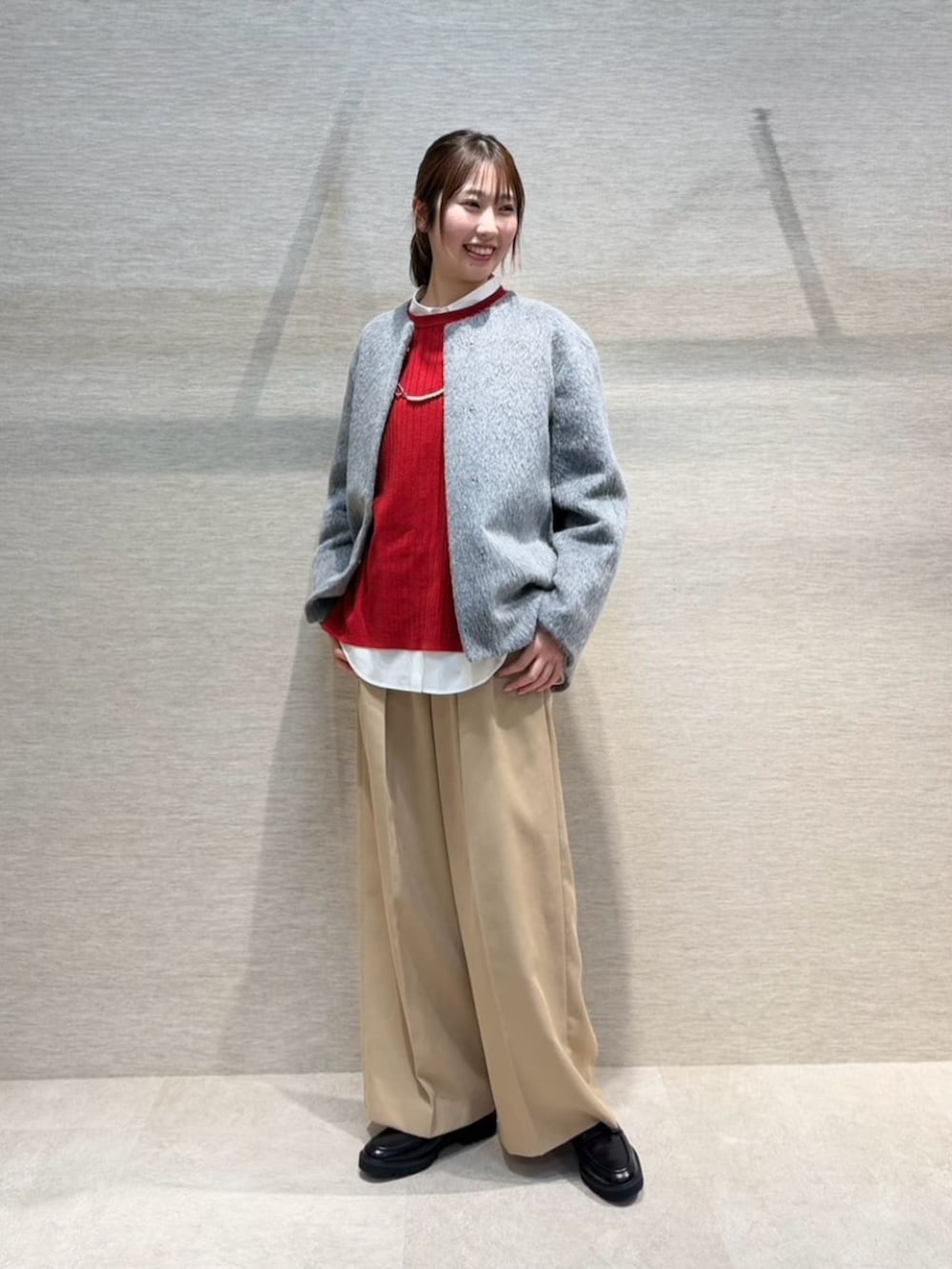 イエロー系のその他パンツ、レッド系のニット/セーター、グレー系のその他アウターを着用したレディースの冬コーディネートの2枚目の写真