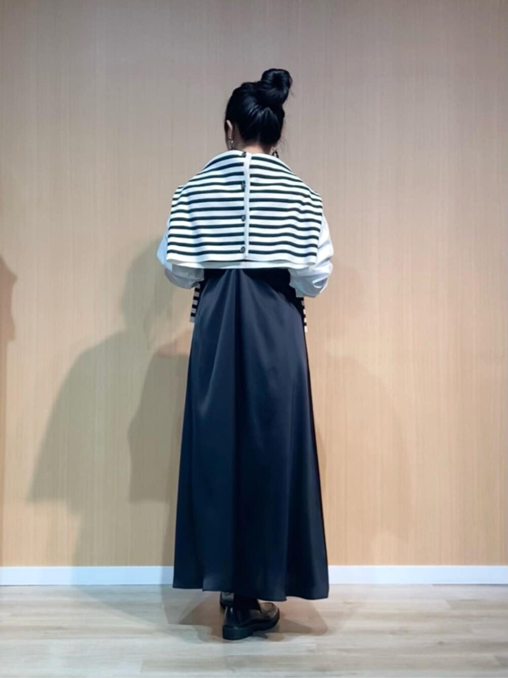 ブラック系のその他シューズ、ホワイト系のカーディガン/ボレロ、ホワイト系のシャツ/ブラウスを着用したレディースの春コーディネートの5枚目の写真