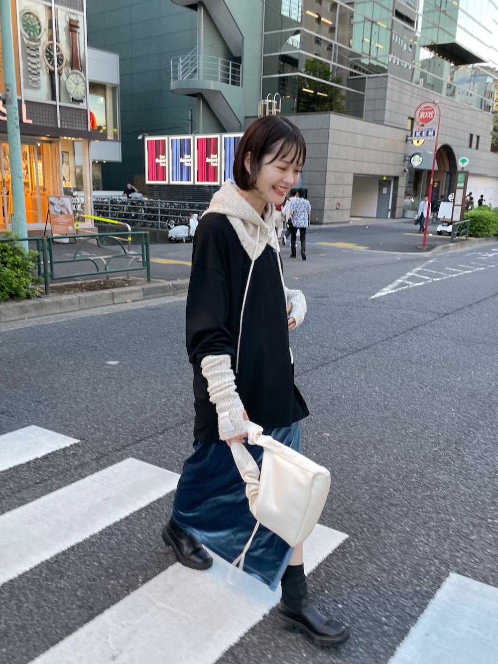 ブラック系のTシャツ/カットソー、ホワイト系のハンドバッグ、ブルー系のワンピースを着用したレディースの秋コーディネートの2枚目の写真