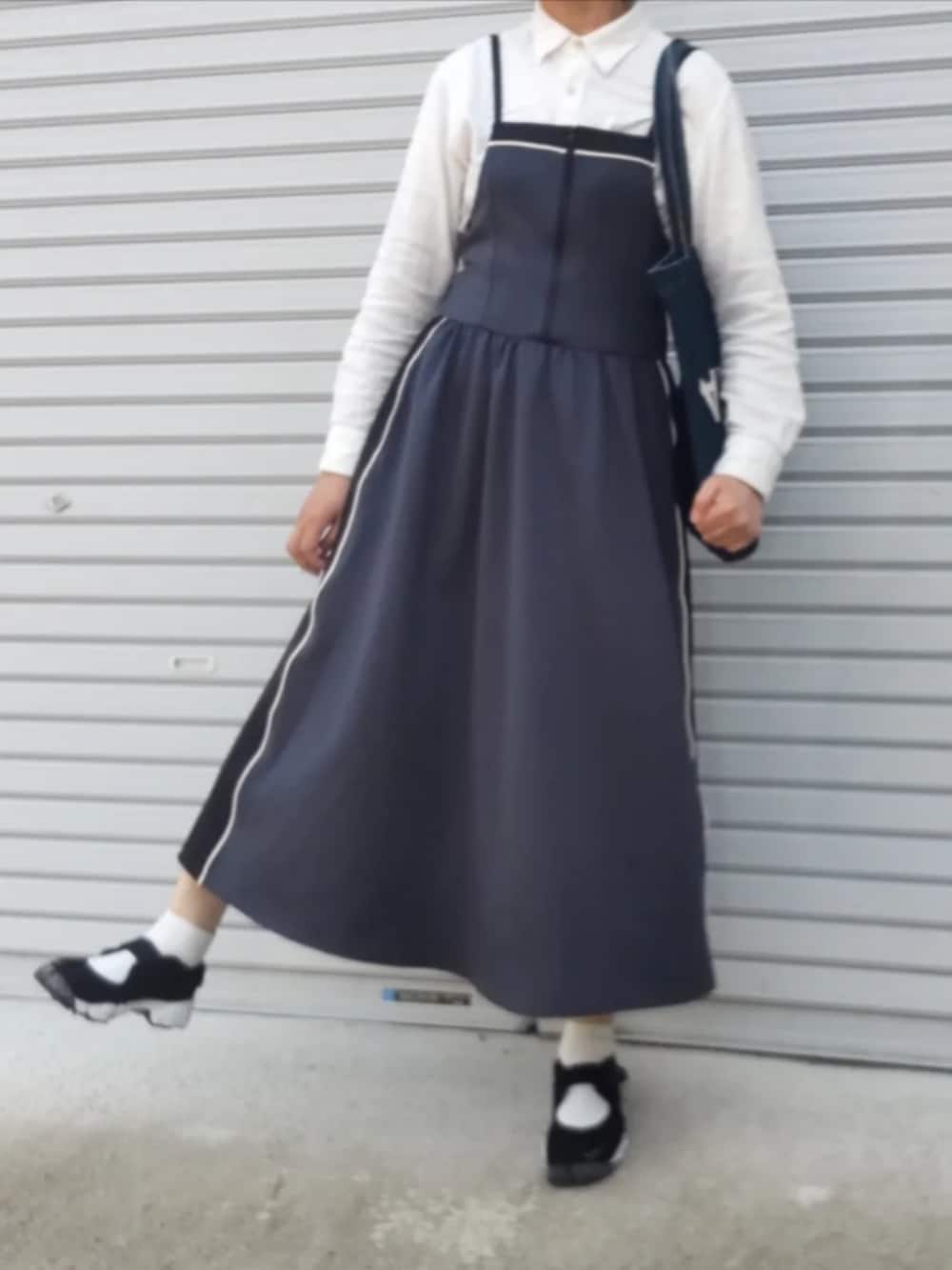 「春のNewスタイル、春服コーデ、お出かけコーデ、大人女子、オトナカジュアル、おしゃれさんと繋がりたい、シンプル、きれいめカジュアル、キャミワンピ、エアリフト、ママコーデ」｜「NIKEの【NIKE/ナイキ】エアリフト ブリーズ（スニーカー、ブラック系）」を使った、ぷりん.さん（レディース・170cm）の春コーディネートの2枚目の写真
