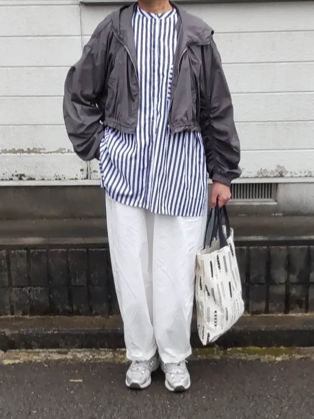 ホワイト系のチノパンツ、シルバー系のスニーカー、ブルー系のシャツ/ブラウスを着用したレディースの冬コーディネートの2枚目の写真