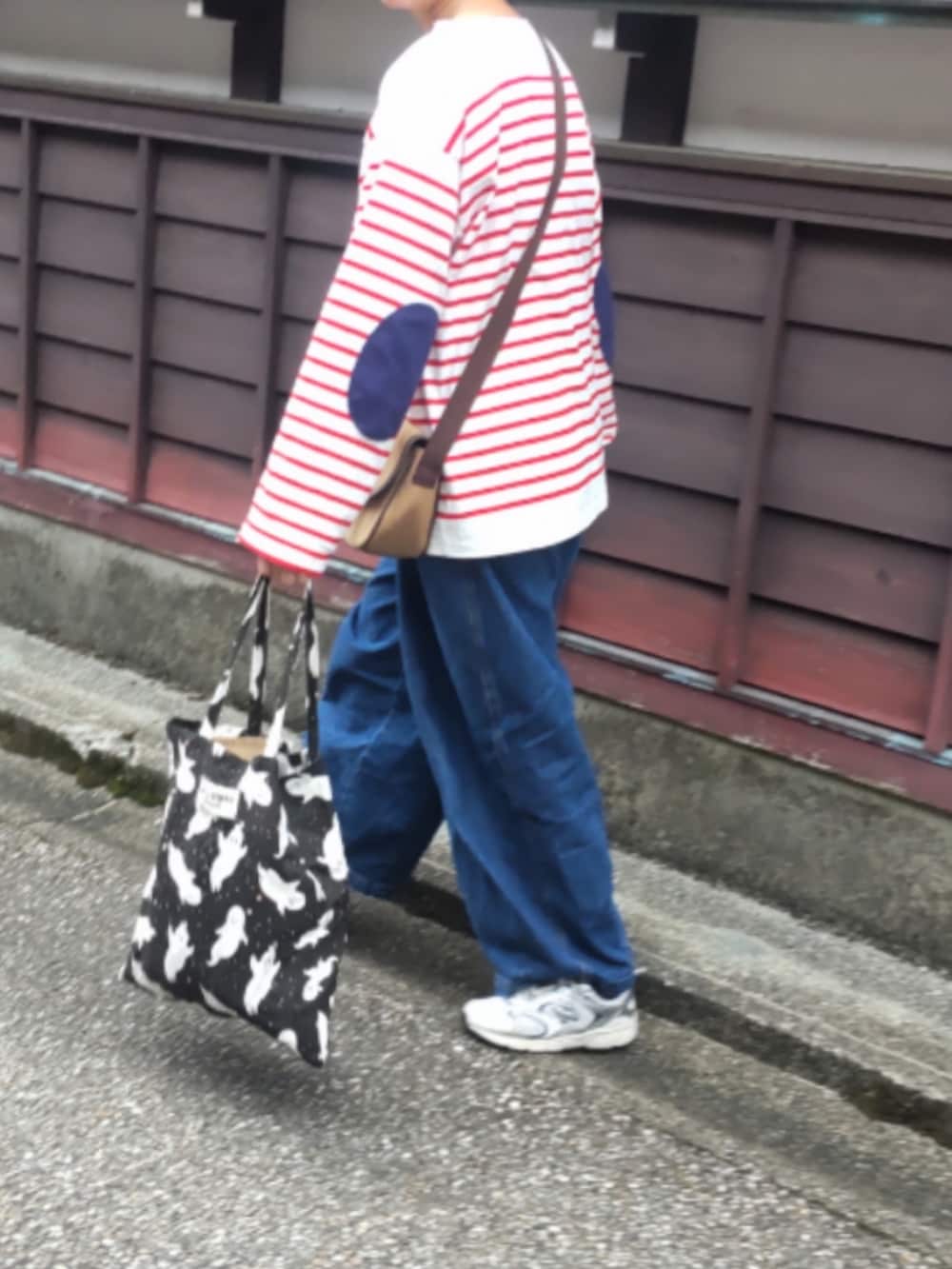 「デニム、秋コーデ、シンプルコーデ、オトナ女子、お洒落さんとつながりたい、スニーカー、きれいめカジュアル、シンプル、ボーダー、ボーダーTシャツ、おしゃれさんと繋がりたい、Tシャツ×デニム」｜「ONCILYのPANEL BORDER BASQUE SHIRT /  パネルボーダーバスクシャツ（Tシャツ/カットソー、ホワイト系）」を使った、ぷりん.さん（レディース・170cm）の秋コーディネートの2枚目の写真