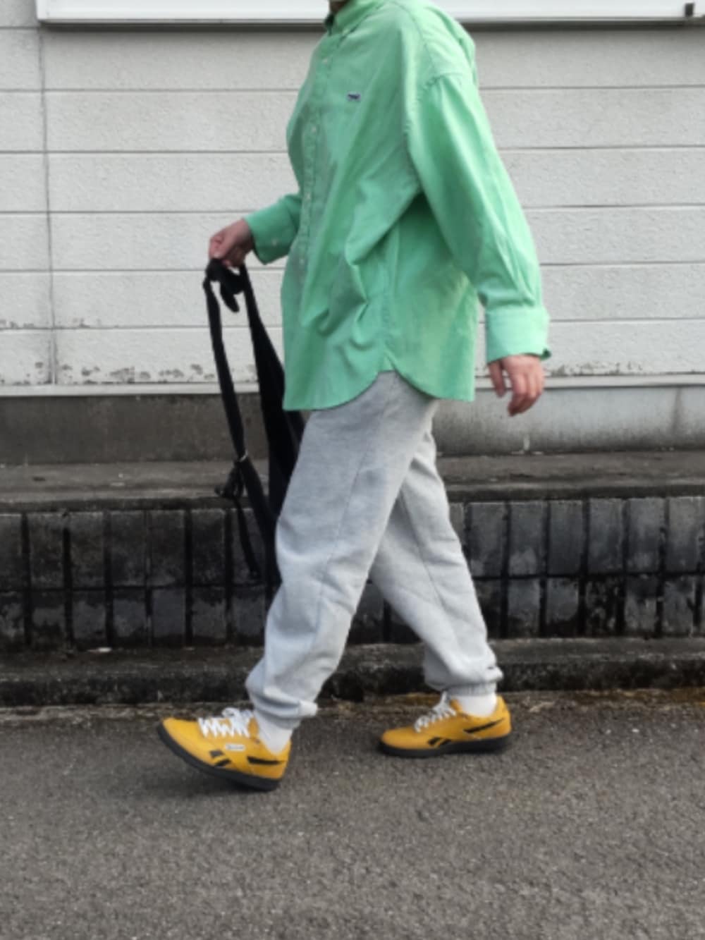 「春コーデ、シンプルコーデ、オトナ女子、お洒落さんとつながりたい、おしゃれさんと繋がりたい、オトナカジュアル、きれいめカジュアル、スウェット、スウエットパンツ、スニーカー、高身長コーデ」｜「CIAOPANIC TYPYの【UNISEX】キャンバス缶バッチ付きショルダーバッグ（ショルダーバッグ、ブラック系）」を使った、ぷりん.さん（レディース・170cm）の春コーディネートの2枚目の写真