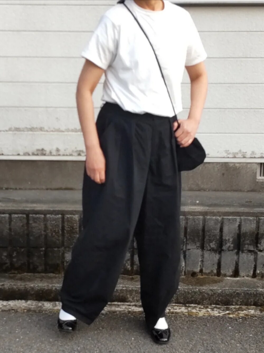 「春服、今日のコーデ、オトナカジュアル、おしゃれさんと繋がりたい、シンプル、シンプルコーデ、シャツスタイル、ショルダーバッグ、ママコーデ、Tシャツ、大人女子、お洒落さんとつながりたい」｜「BONLECILLのアイテム（Tシャツ/カットソー、ホワイト系）」を使った、ぷりん.さん（レディース・170cm）の春コーディネートの2枚目の写真