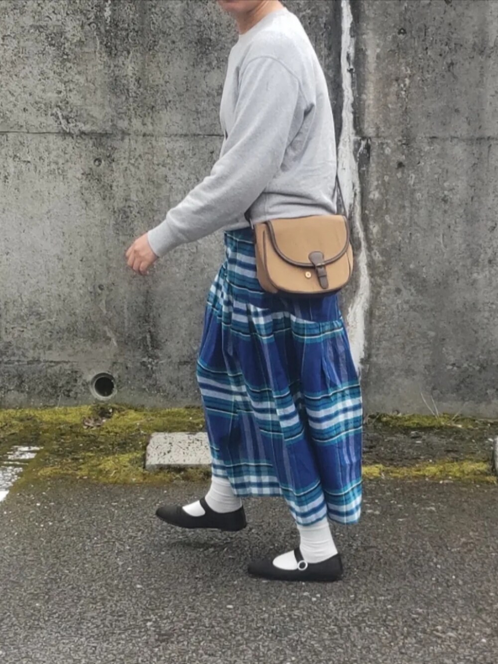「オトナカジュアル、休日スタイル、ニコアンド、おしゃれさんと繋がりたい、カジュアルコーデ、シンプル、シンプルコーデ、SM2、スウェット、チェックパンツ、きれいめカジュアル」｜「niko and...の[MODE NORM CORE]コットン塩縮チェックパンツ（その他パンツ、ブルー系）」を使った、ぷりん.さん（レディース・170cm）の春コーディネートの2枚目の写真