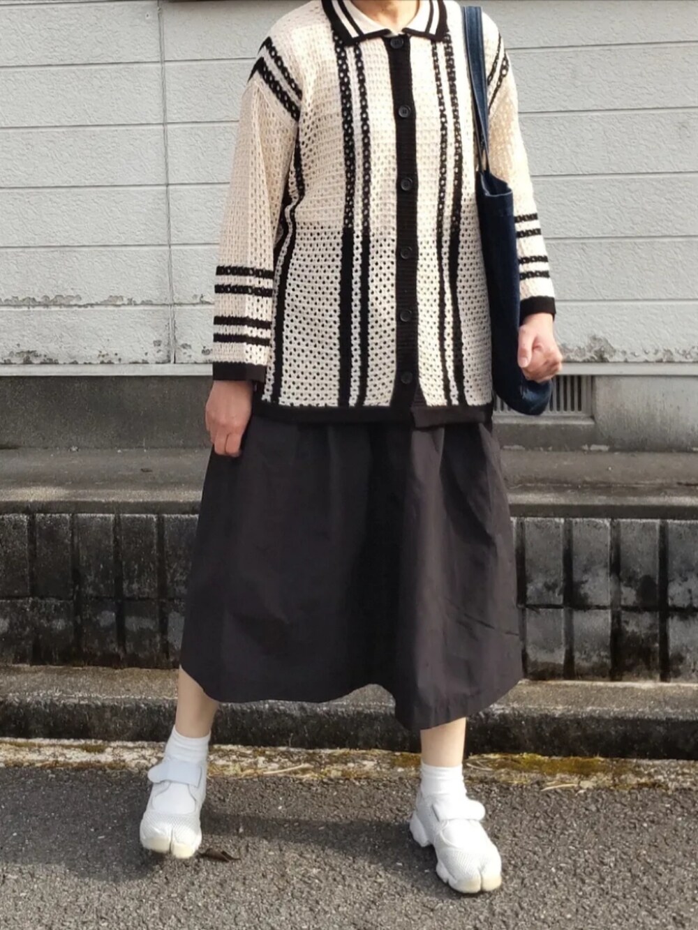 「春のおしゃ見えテクニック、カジュアル、カーディガン、オトナ女子、今日のコーデ、スカートスタイル、春服、春アウター、シンプル、シンプルコーデ、おしゃれさんと繋がりたい、メンズライク、お洒落さんとつながりたい」｜「MONO-MART LADY'Sのアイテム（カーディガン/ボレロ、ベージュ系）」を使った、ぷりん.さん（レディース・170cm）の春コーディネートの2枚目の写真