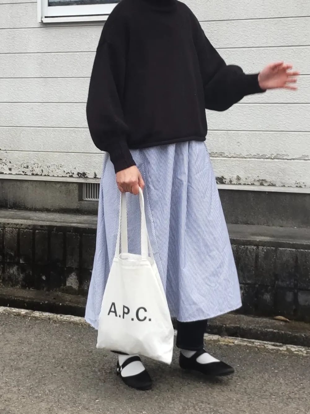 「プチプラコーデ、オトナカジュアル、おしゃれさんと繋がりたい、オトナ女子、シンプルコーデ、ワントーンコーデ、ストライプ、レイヤードスタイル、今日のコーデ、ロングスカート、トートバッグ、冬のコーデ」｜「しまむらのアイテム（シャツワンピース、ブルー系）」を使った、ぷりん.さん（レディース・170cm）の冬コーディネートの2枚目の写真