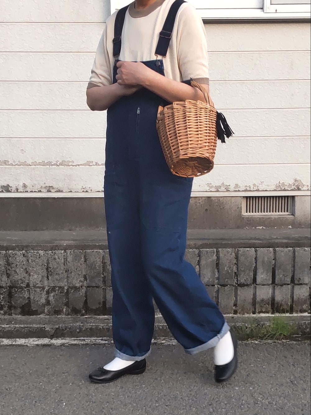 「シンプルコーデ、オトナ女子、パンツスタイル、ゆるコーデ、カジュアル、オトナカジュアル、おしゃれさんと繋がりたい、オーバーオール、半袖ニット、ニコアンド、デニム、かごバッグ、シンプル、しん」｜「niko and...の[niko and ...JEANS 2021SS]ワイドワークサロペットパンツ（サロペット/オーバーオール、ブルー系）」を使った、ぷりん.さん（レディース・170cm）の春コーディネートの2枚目の写真