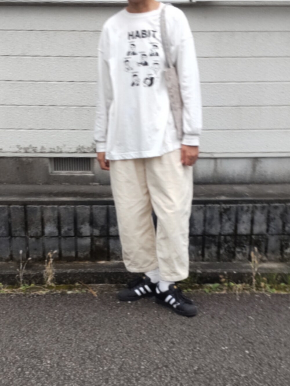 「シンプルコーデ、おしゃれさんと繋がりたい、きれいめカジュアル、オトナカジュアル、オトナ女子、ホワイトコーデ、コーデュロイ、コーデュロイパンツ、メンズライク、高身長コーデ、シンプル、パンツスタイル」｜「adidasのadidas アディダス EG4959 SUPERSTAR BLK/WHT（スニーカー、ブラック系）」を使った、ぷりん.さん（レディース・170cm）の秋コーディネートの2枚目の写真