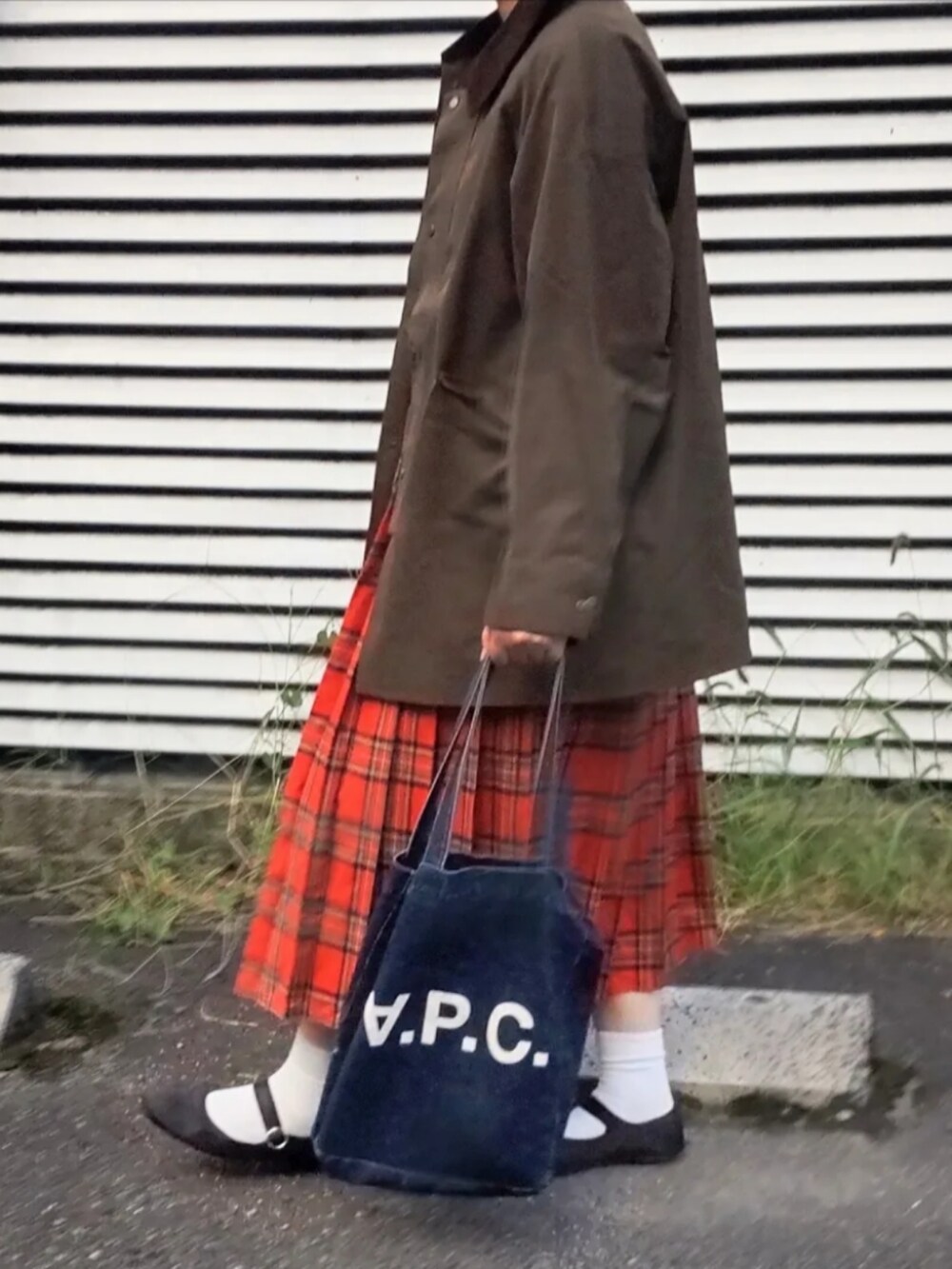 「カジュアル、秋服まるっと大公開、秋、オトナカジュアル、おしゃれさんと繋がりたい、お洒落さんとつながりたい、シンプル、シンプルコーデ、ハンティングジャケット、ビッグシルエット、スカート、カジュアルコーデ」｜「BONLECILLのラグランスリーブ 襟コーデュロイ オーバーハンティングジャケット（その他アウター、グリーン系）」を使った、ぷりん.さん（レディース・170cm）の秋コーディネートの2枚目の写真