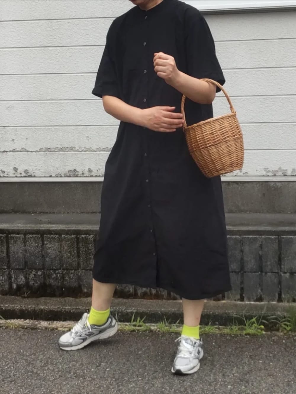 「夏コーデ、アツいコーデ全部見せ、シンプルコーデ、オトナ女子、大人コーデ、お洒落さんとつながりたい、ブラックコーデ、きれいめカジュアル、オトナカワイイ、ワンピース×スニーカー、ワンピース、無印良品、カラーコーデ」｜「無印良品のアイテム（シャツワンピース、ブラック系）」を使った、ぷりん.さん（レディース・170cm）の夏コーディネートの2枚目の写真