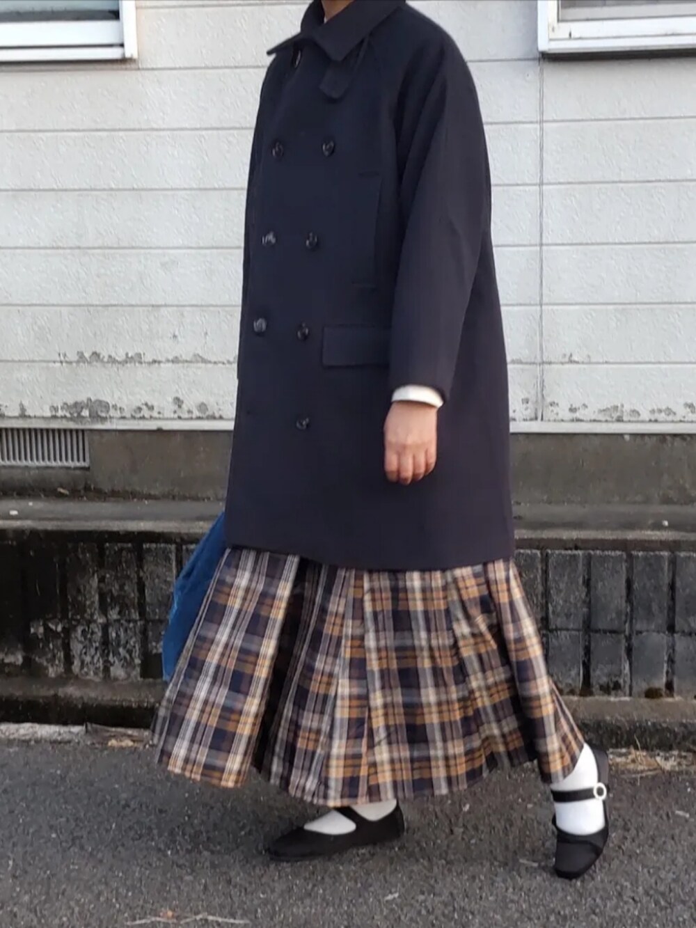 「ファッションを楽しもう、大人コーデ、秋冬、シンプル、今日のコーデ、オトナ女子、オトナカジュアル、冬コーデ、ママコーデ、Pコート、チェック、チェックスカート、おしゃれさんと繋がりたい、シンプルコーデ」｜「forksy.の【forksy.】マルチウェイメルトンミディアムPコート（ピーコート、ブルー系）」を使った、ぷりん.さん（レディース・170cm）の秋コーディネートの2枚目の写真