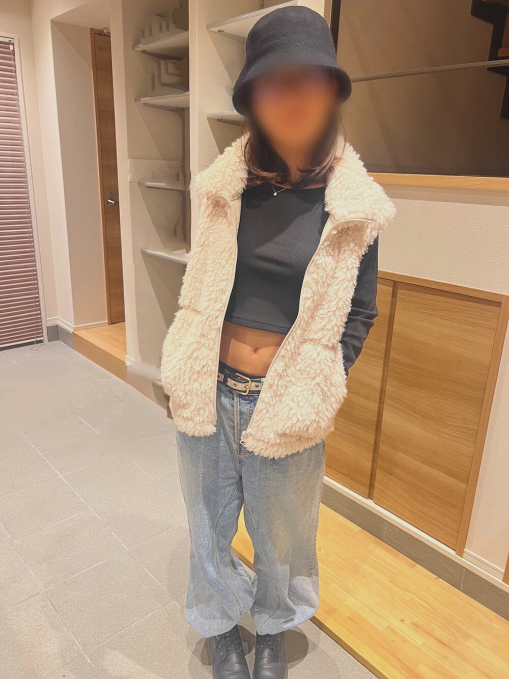 「秋、秋のコーデ、秋服コーデ、ロンT、パンツスタイル、デニム、ベスト、GU、帽子×メガネ、ブーツ」｜「GUのレースアップブーツ（ブーツ、ブラック系）」を使った、ntn727さん（レディース・163cm）の秋コーディネートの2枚目の写真