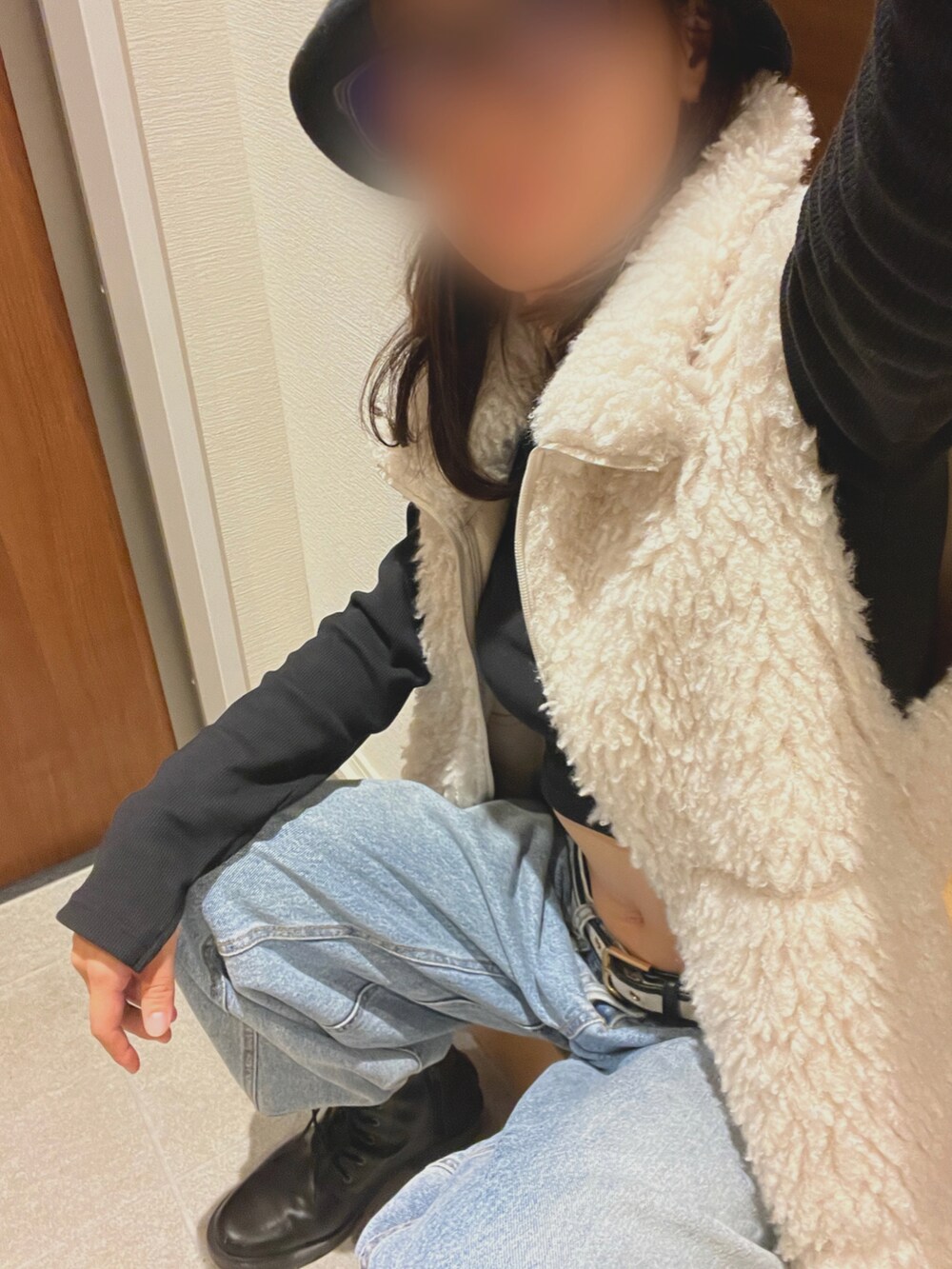「秋、秋のコーデ、秋服コーデ、ロンT、パンツスタイル、デニム、ベスト、GU、帽子×メガネ、ブーツ」｜「GUのレースアップブーツ（ブーツ、ブラック系）」を使った、ntn727さん（レディース・163cm）の秋コーディネートの3枚目の写真