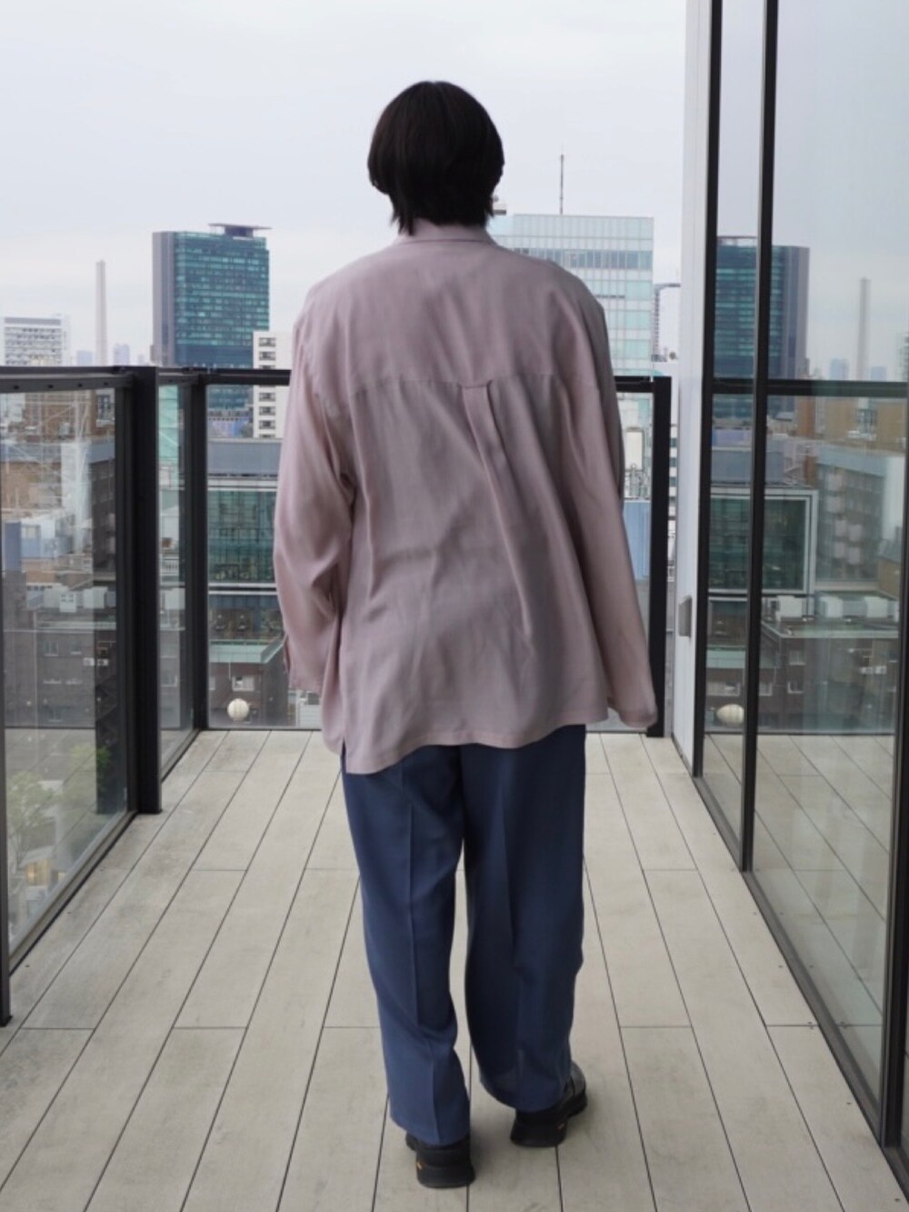 「PUBLIC TOKYOのキュプラサマールーズオーバーシャツ（シャツ/ブラウス、ピンク系）」を使った、Kosuke Sugitaさん（メンズ・177cm）の春コーディネートの3枚目の写真