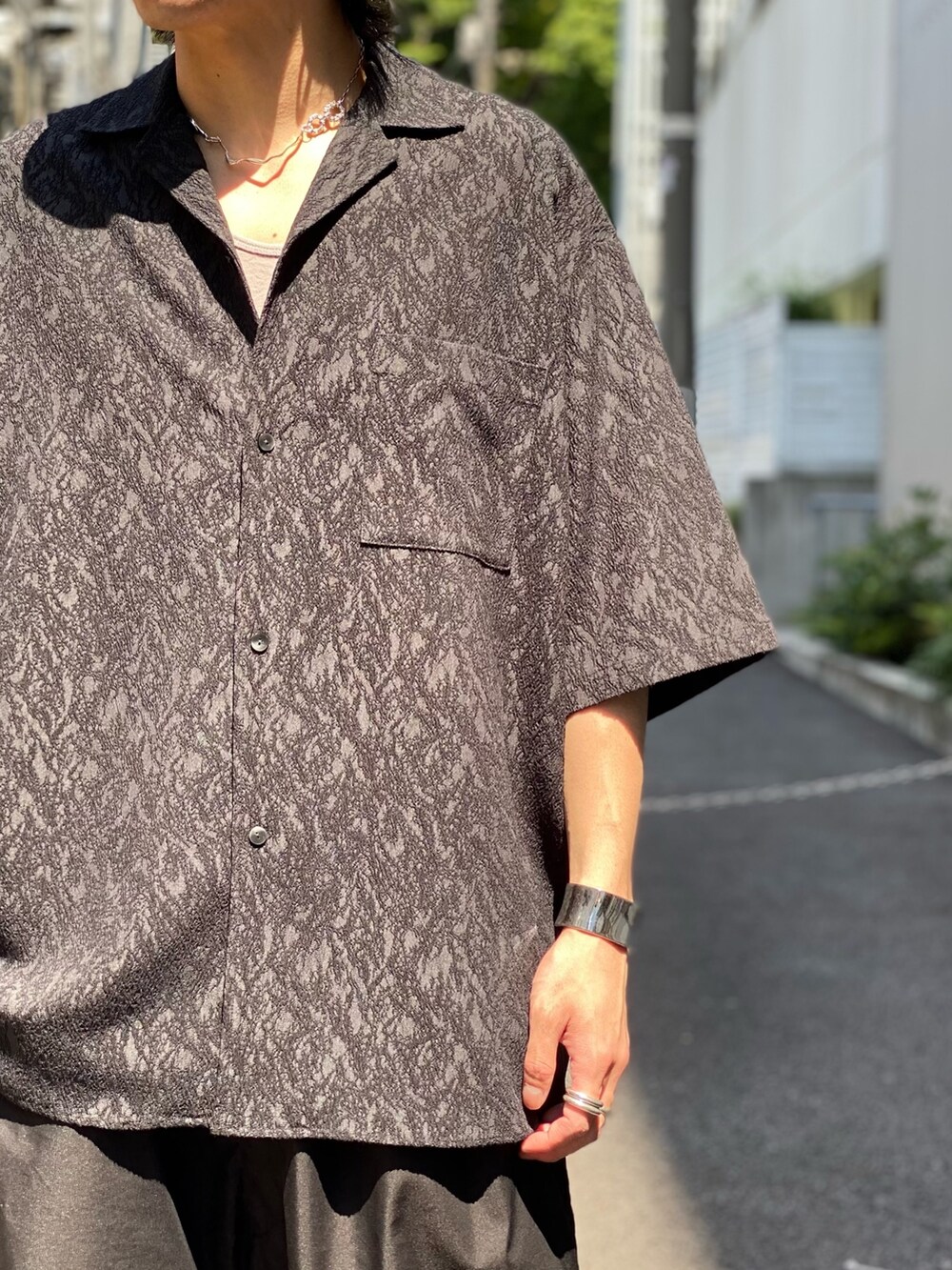 「PUBLIC TOKYOのダークジャガードオープンカラーシャツ（シャツ/ブラウス、ブラック系）」を使った、Kosuke Sugitaさん（メンズ・177cm）の夏コーディネートの4枚目の写真
