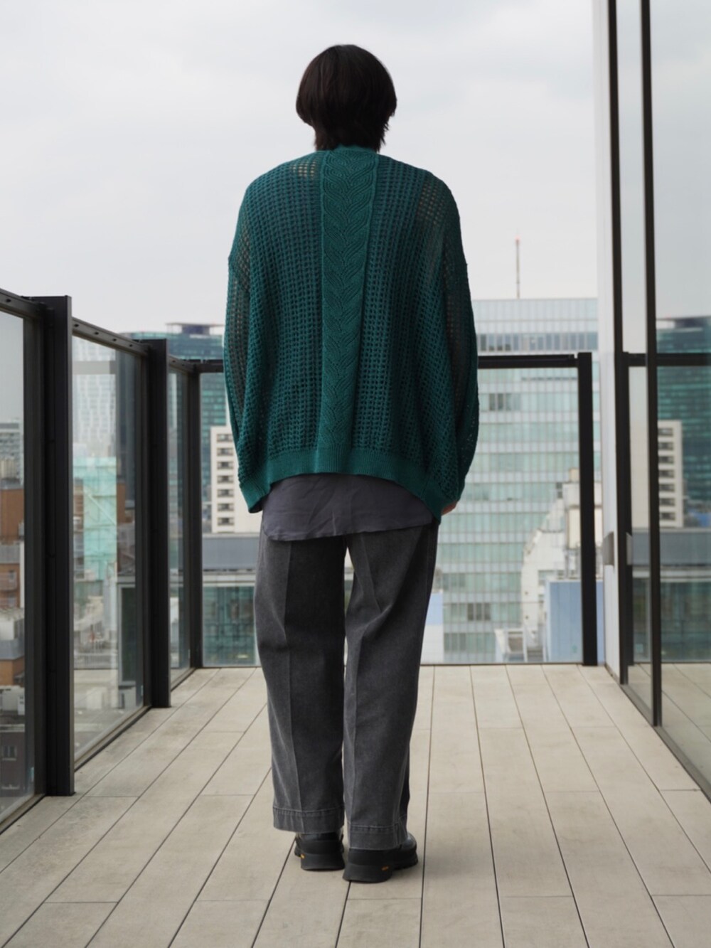 「PUBLIC TOKYOのオーバーサマーカーデ（カーディガン/ボレロ、グリーン系）」を使った、Kosuke Sugitaさん（メンズ・177cm）の春コーディネートの3枚目の写真