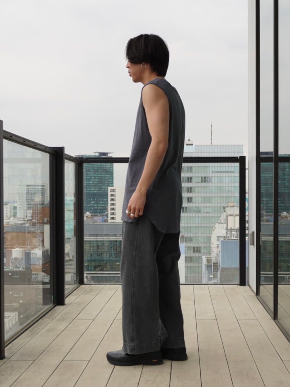 「PUBLIC TOKYOのレイヤードオーバータンクトップ（タンクトップ、グレー系）」を使った、Kosuke Sugitaさん（メンズ・177cm）の春コーディネートの2枚目の写真