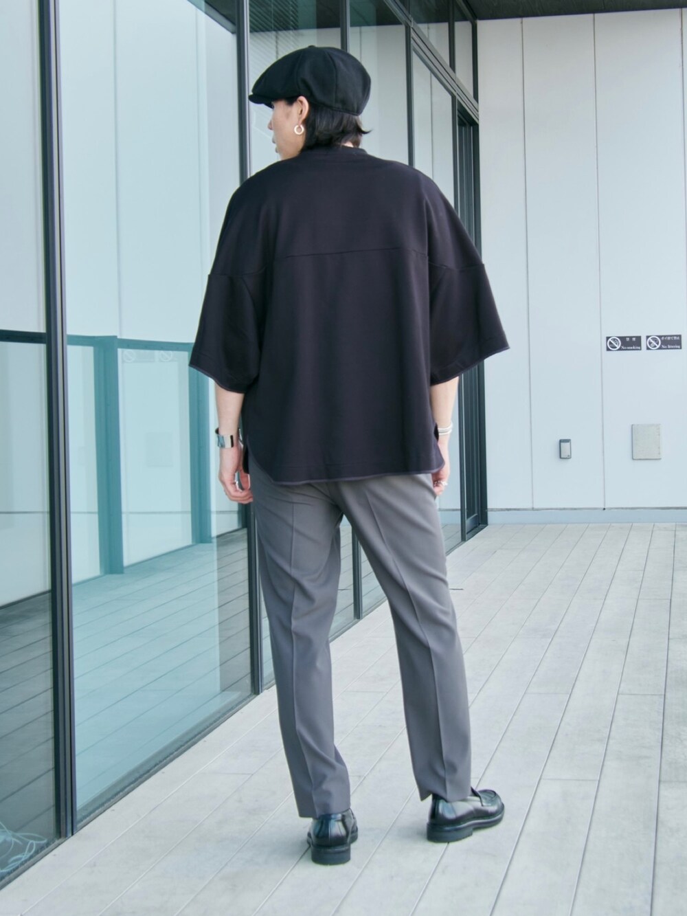 「PUBLIC TOKYOのEC限定展開【洗える/防シワ/速乾/ウエストゴム】エバークリースGRサマースリムテーパードスラックス（スラックス、グレー系）」を使った、Kosuke Sugitaさん（メンズ・177cm）の夏コーディネートの3枚目の写真