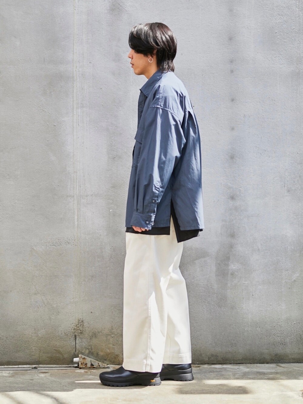 「PUBLIC TOKYOのウォッシュテックワークリラックスシャツ（シャツ/ブラウス、グレー系）」を使った、Kosuke Sugitaさん（メンズ・177cm）の春コーディネートの2枚目の写真