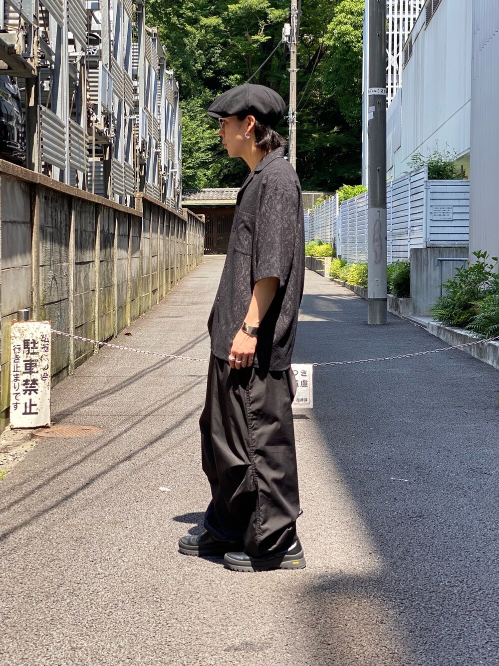 「PUBLIC TOKYOのダークジャガードオープンカラーシャツ（シャツ/ブラウス、ブラック系）」を使った、Kosuke Sugitaさん（メンズ・177cm）の夏コーディネートの2枚目の写真