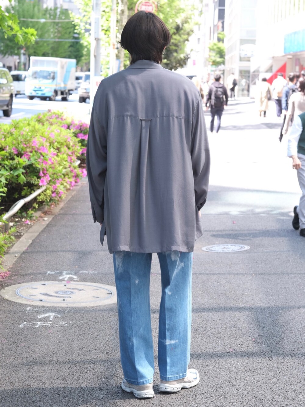 「PUBLIC TOKYOのS140オーバールーズシャツ（シャツ/ブラウス、グレー系）」を使った、Kosuke Sugitaさん（メンズ・177cm）の春コーディネートの3枚目の写真