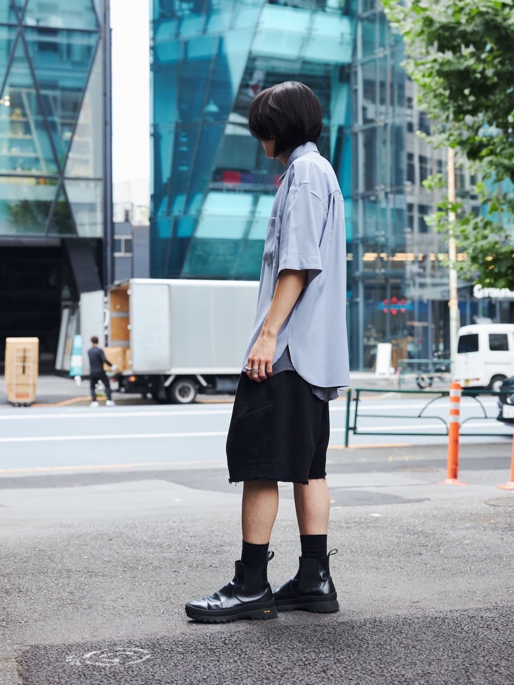 「PUBLIC TOKYOのコンフォートリラックスオーバーハーフスリーブシャツ ｜防シワ/速乾（シャツ/ブラウス、ブルー系）」を使った、Kosuke Sugitaさん（メンズ・177cm）の夏コーディネートの2枚目の写真