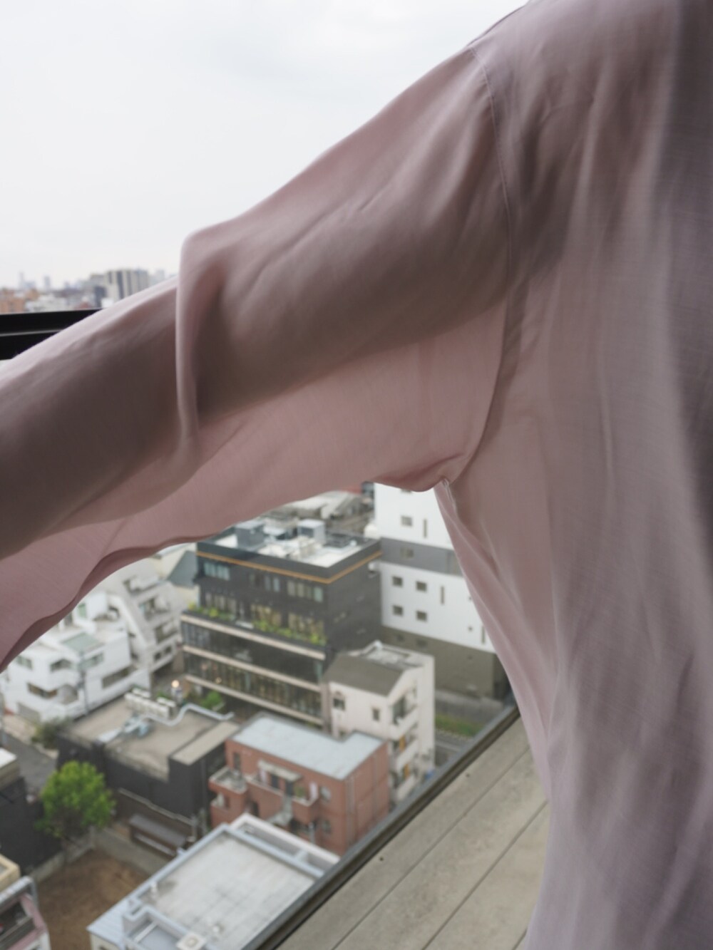 「PUBLIC TOKYOのキュプラサマールーズオーバーシャツ（シャツ/ブラウス、ピンク系）」を使った、Kosuke Sugitaさん（メンズ・177cm）の春コーディネートの5枚目の写真