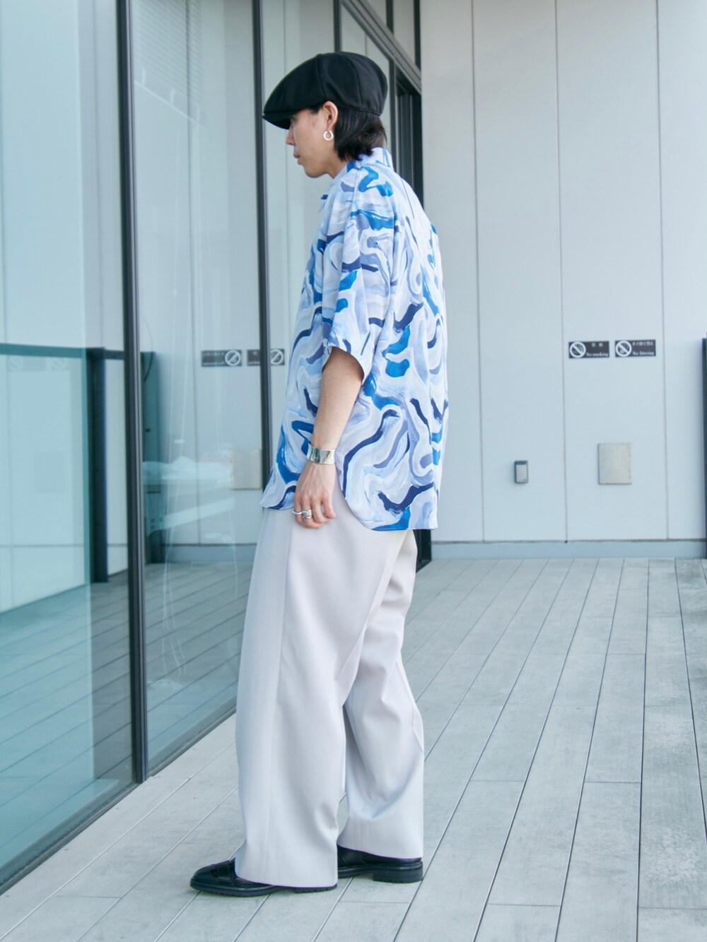 「PUBLIC TOKYOのドローイングオーバーシャツ（シャツ/ブラウス、ブルー系）」を使った、Kosuke Sugitaさん（メンズ・177cm）の夏コーディネートの2枚目の写真