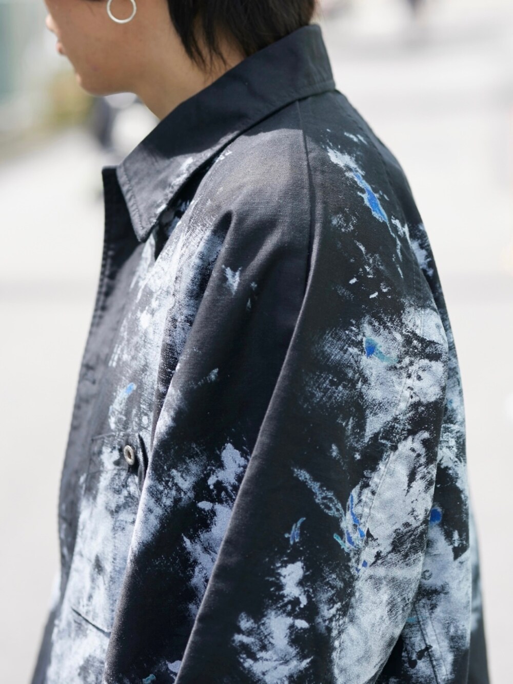 「PUBLIC TOKYOのペイントオーバーカバーオール（カバーオール、ブラック系）」を使った、Kosuke Sugitaさん（メンズ・177cm）の春コーディネートの4枚目の写真
