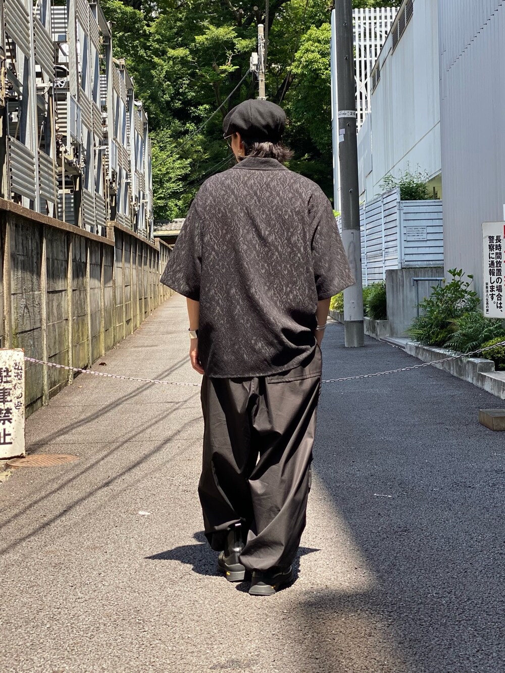 「PUBLIC TOKYOのダークジャガードオープンカラーシャツ（シャツ/ブラウス、ブラック系）」を使った、Kosuke Sugitaさん（メンズ・177cm）の夏コーディネートの3枚目の写真