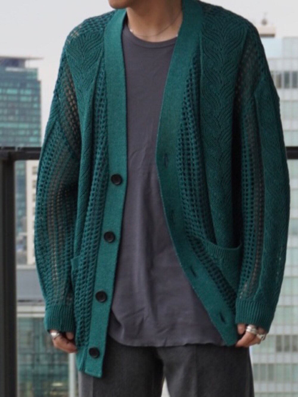 「PUBLIC TOKYOのオーバーサマーカーデ（カーディガン/ボレロ、グリーン系）」を使った、Kosuke Sugitaさん（メンズ・177cm）の春コーディネートの4枚目の写真