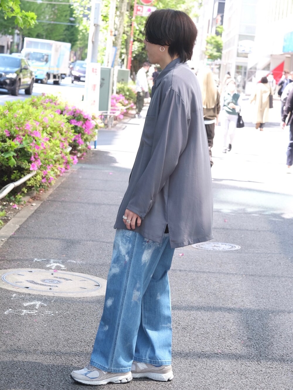 「PUBLIC TOKYOのS140オーバールーズシャツ（シャツ/ブラウス、グレー系）」を使った、Kosuke Sugitaさん（メンズ・177cm）の春コーディネートの2枚目の写真