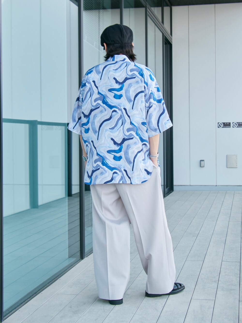 「PUBLIC TOKYOのドローイングオーバーシャツ（シャツ/ブラウス、ブルー系）」を使った、Kosuke Sugitaさん（メンズ・177cm）の夏コーディネートの3枚目の写真