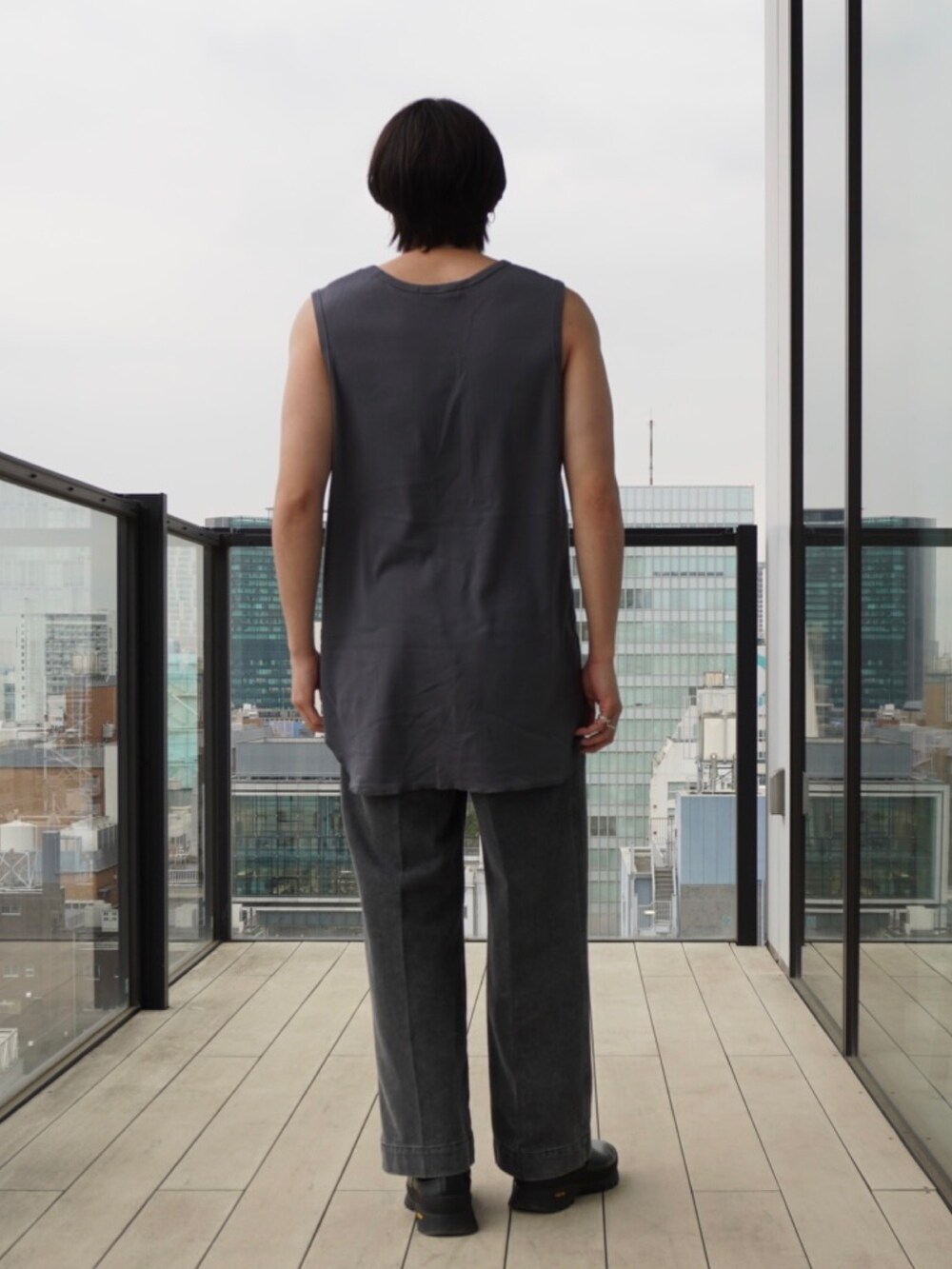 「PUBLIC TOKYOのレイヤードオーバータンクトップ（タンクトップ、グレー系）」を使った、Kosuke Sugitaさん（メンズ・177cm）の春コーディネートの3枚目の写真