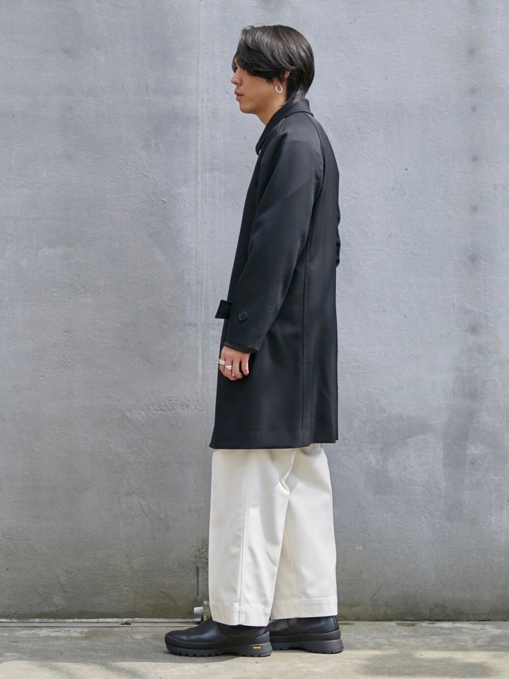 「PUBLIC TOKYOの37.5ステンカラーコート（ステンカラーコート、ブラック系）」を使った、Kosuke Sugitaさん（メンズ・177cm）の春コーディネートの2枚目の写真