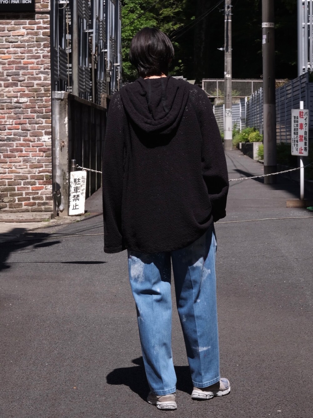 「PUBLIC TOKYOのペイントデニムパンツ（デニムパンツ、ブルー系）」を使った、Kosuke Sugitaさん（メンズ・177cm）の春コーディネートの3枚目の写真