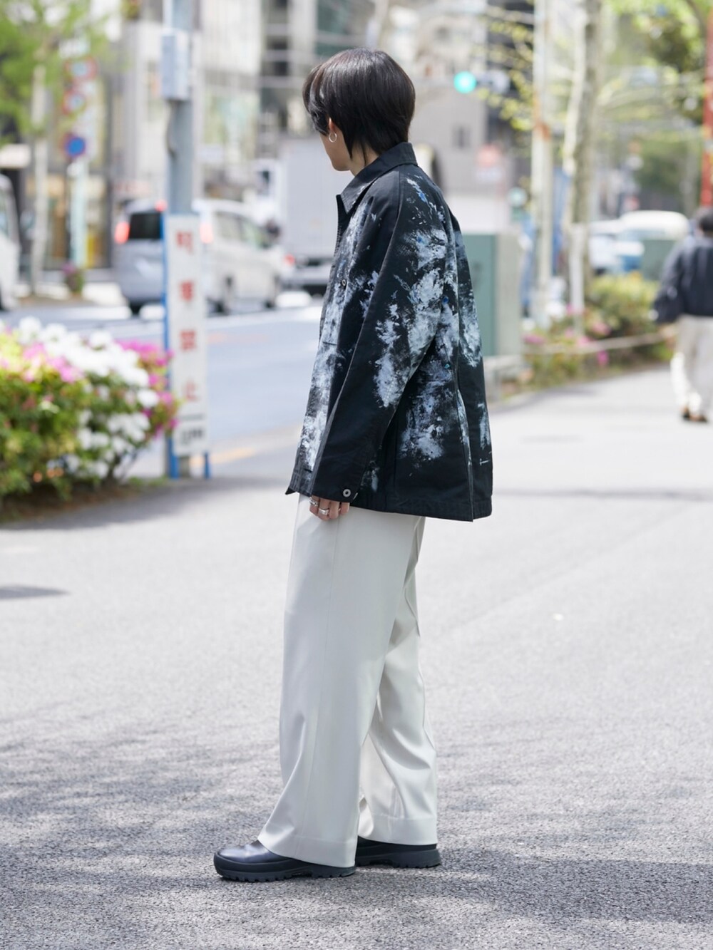 「PUBLIC TOKYOのペイントオーバーカバーオール（カバーオール、ブラック系）」を使った、Kosuke Sugitaさん（メンズ・177cm）の春コーディネートの2枚目の写真